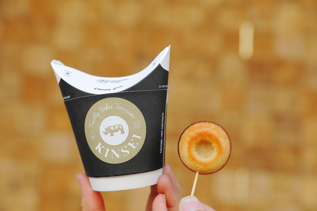 左／「自家製チャイ」（ホット）302円、右の「フィナンシェ（プレーン）」は来店者にサービス