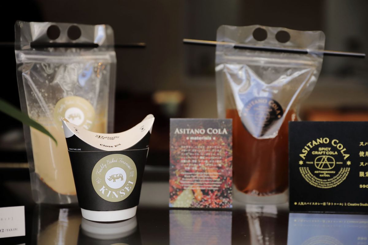 左奥／「自家製チャイ」（アイス）302円、右／「スパイシークラフトコーラ」637円