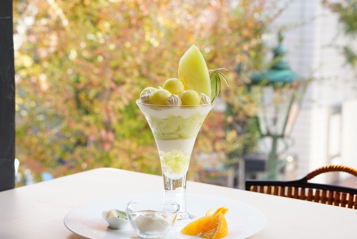 写真左から、「マスクメロンのパフェ」2420円、「スパークリングワイン（白）」グラス770円