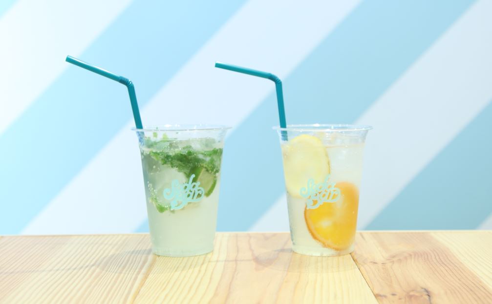 写真左から、「季節のノンアルコールモヒート」702円、「季節のフルーツソーダ」540円～