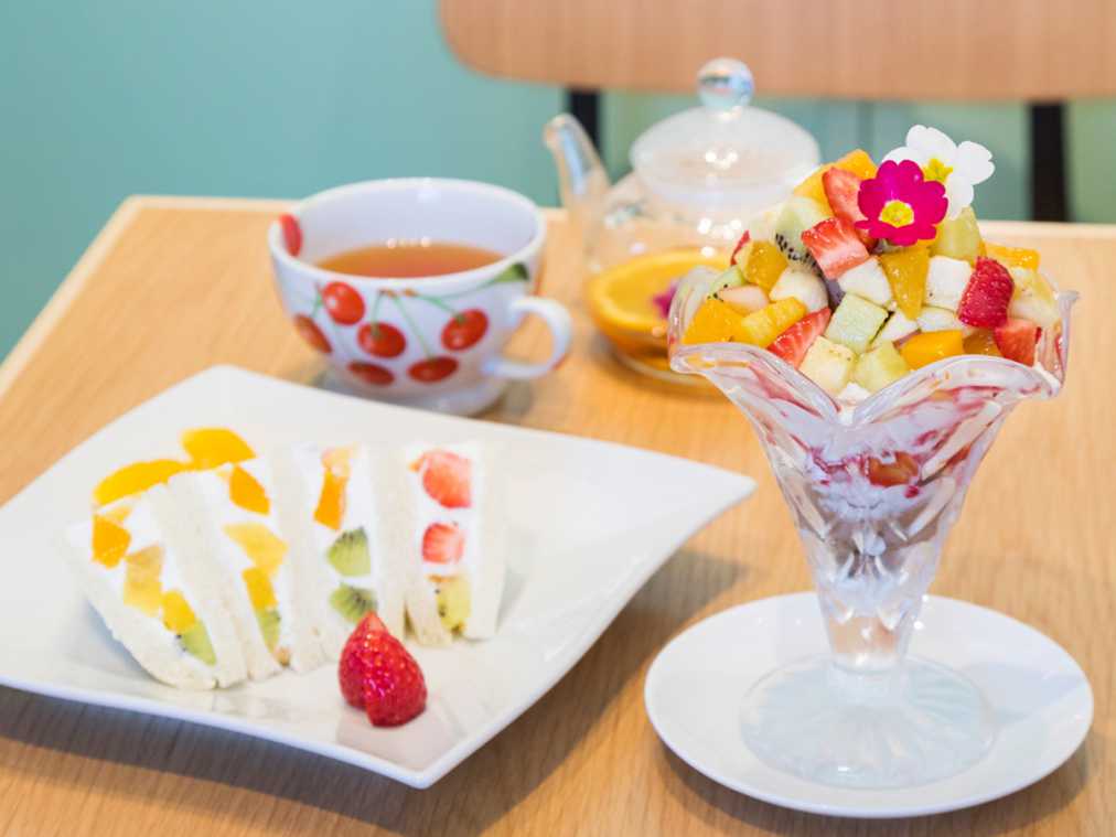 手前左から「フルーツサンドウィッチ」750円、「ミックスチョコレートパフェ」1380円、奥「スウィートティー」650円