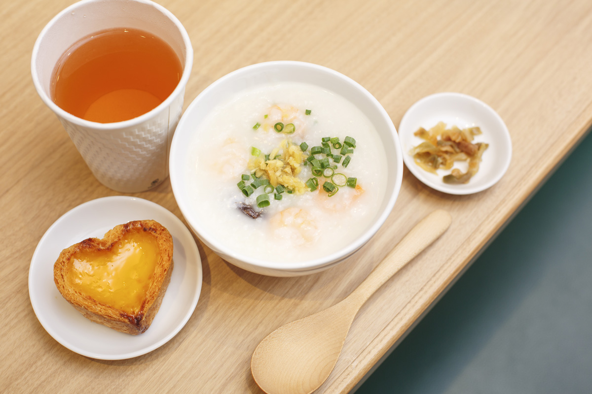 写真左から、「エッグタルト」220円、「白米の海老生姜粥」690円