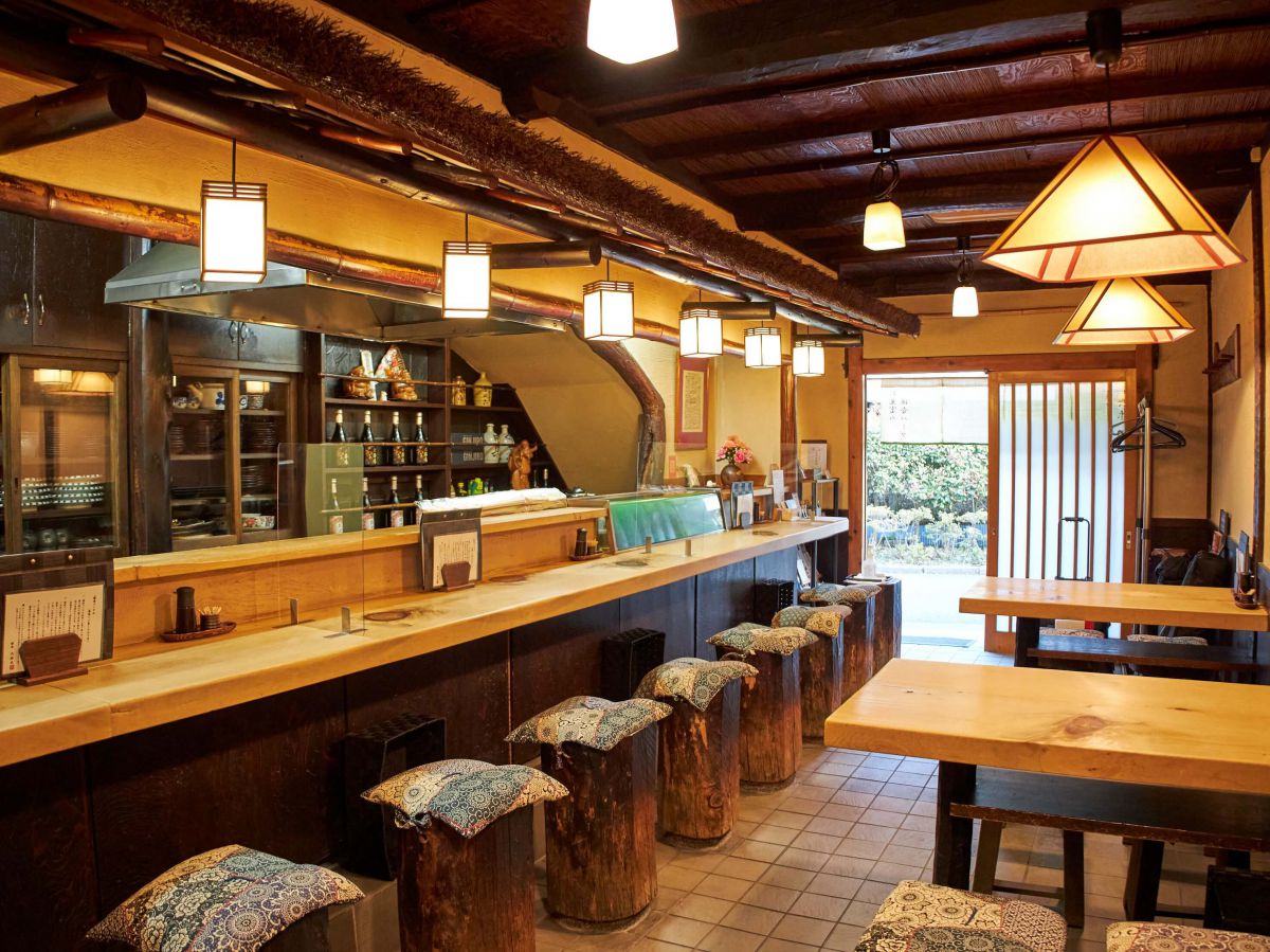 店内からJRのホームが見えるほどの駅チカ！