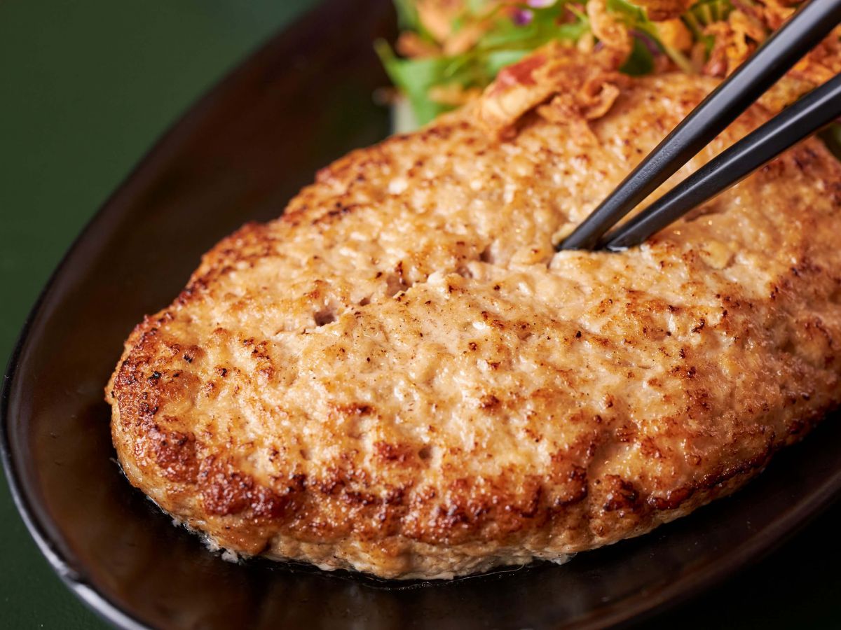 俵型の大きな豆腐ハンバーグ。約200gとたっぷりサイズ