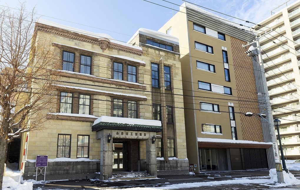 2022年1月7日にオープンしたばかりの「OMO5 小樽」。向かって左の建物が南館、右は北館