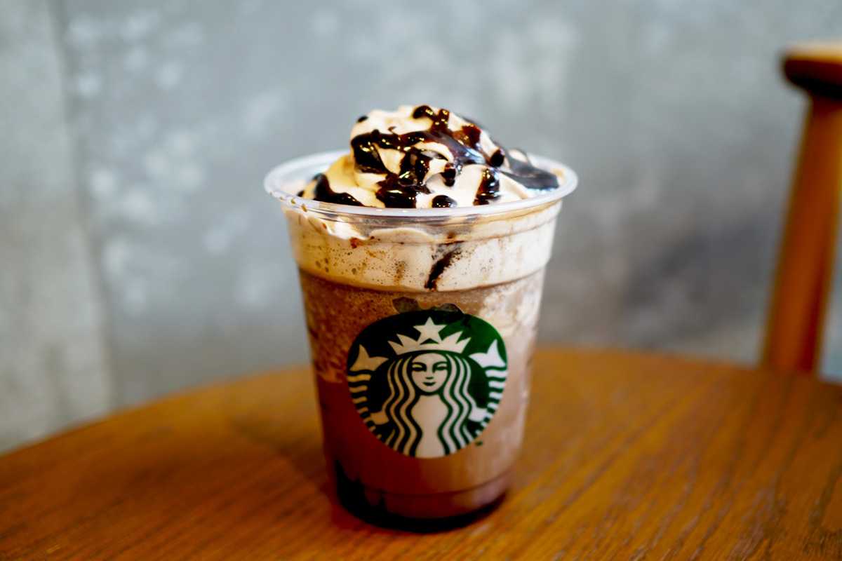 「トリプル 生チョコレート フラペチーノ®」 Tallサイズのみ 668円（持ち帰り）、680円（店内利用）