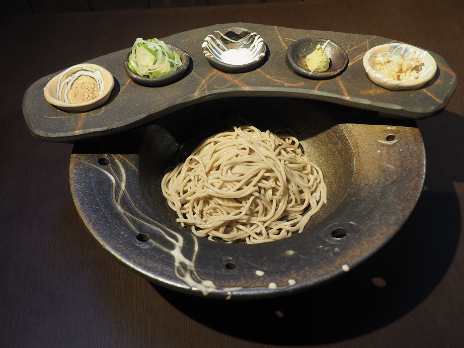 ふわろそば1100円（立ち飲み 中茂の席で注文する場合は、器の形状が異なる）