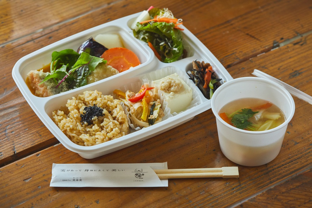 日替わり弁当（ランチ）810円、ディナー972円もあり