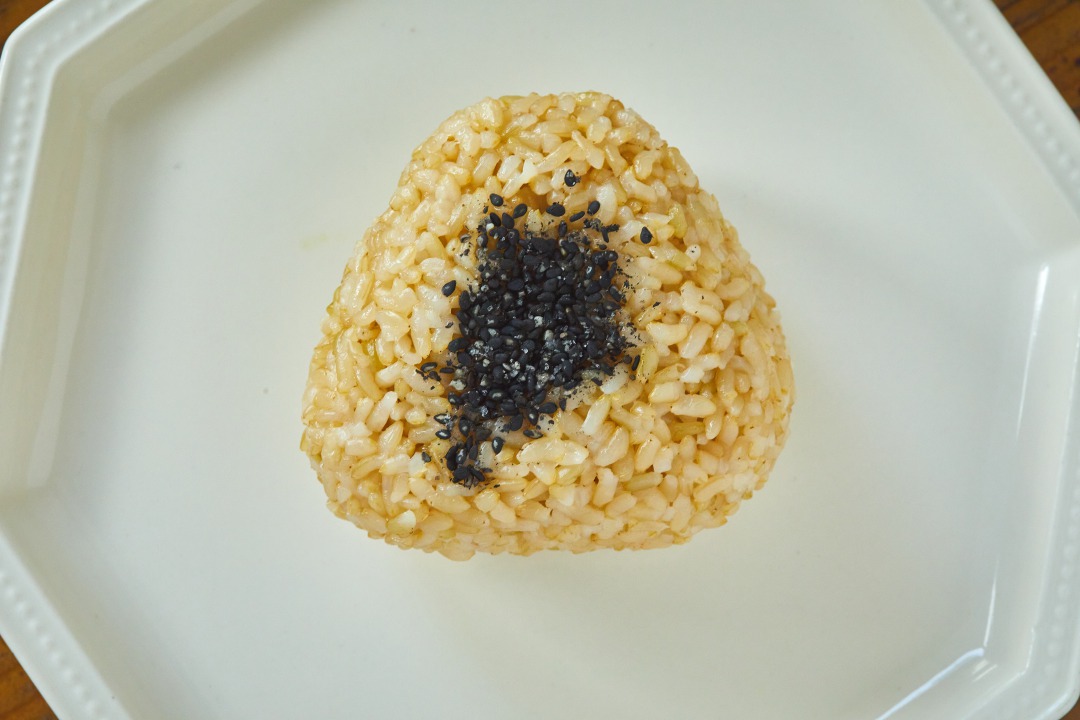 玄米おにぎり プレーン（ごま塩のみ）216円