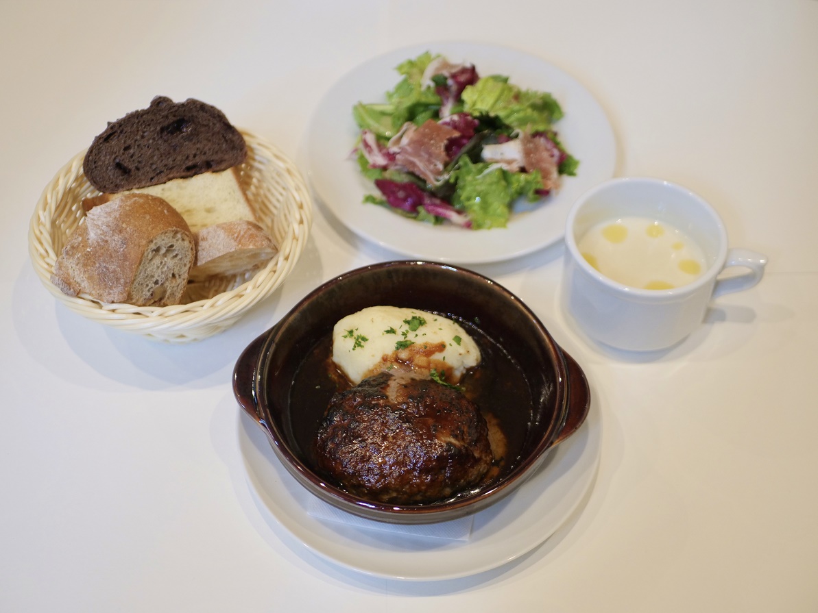 ハンバーグ デミグラス　1400円（パン、サラダ、スープ付き。ランチ限定）