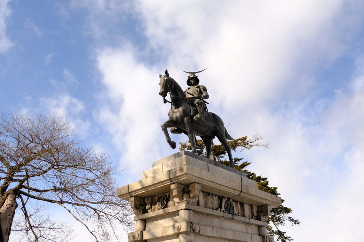 絶好の撮影スポットでもある伊達政宗公騎馬像