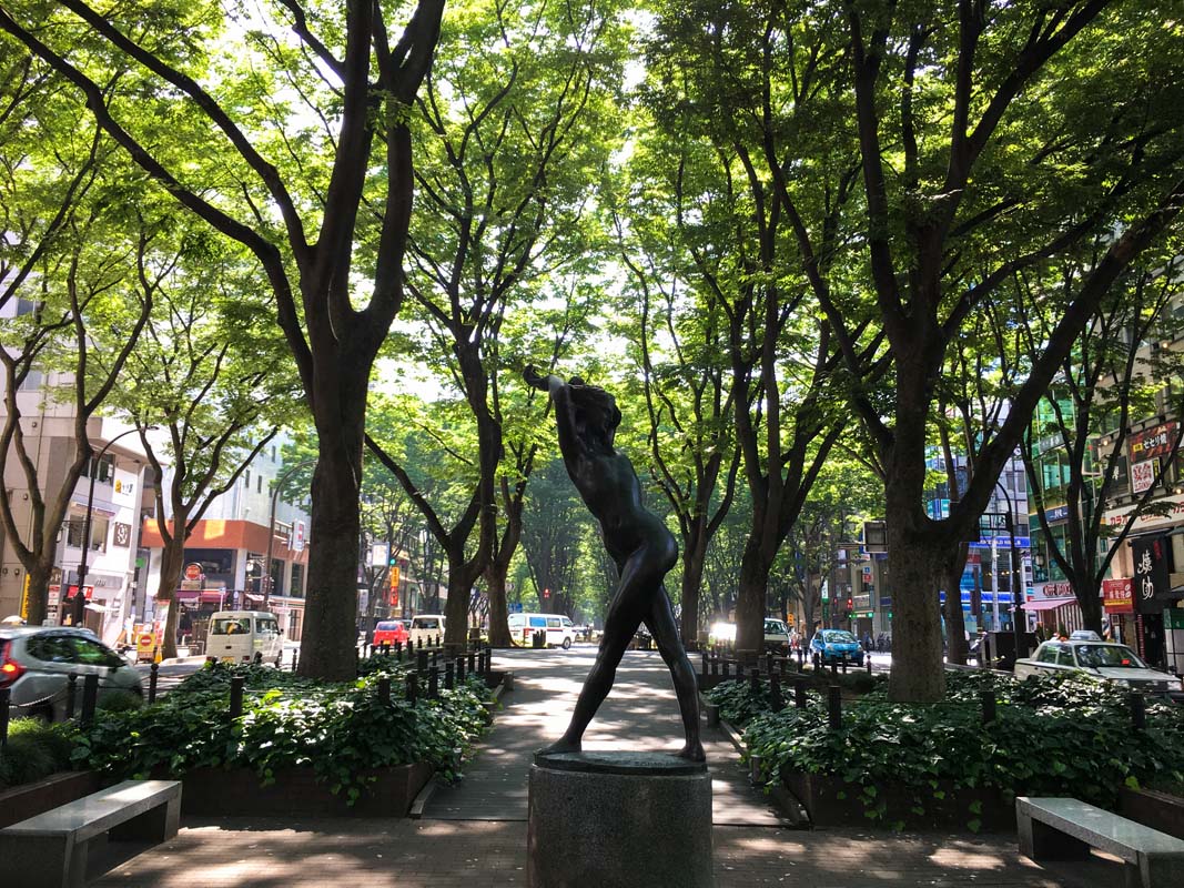 緑に囲まれた定禅寺通