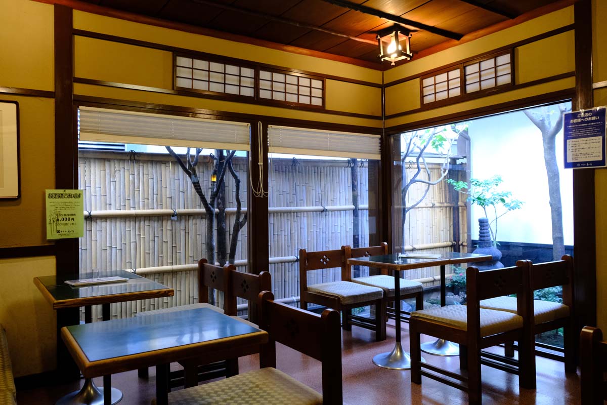 坪庭の見える店内