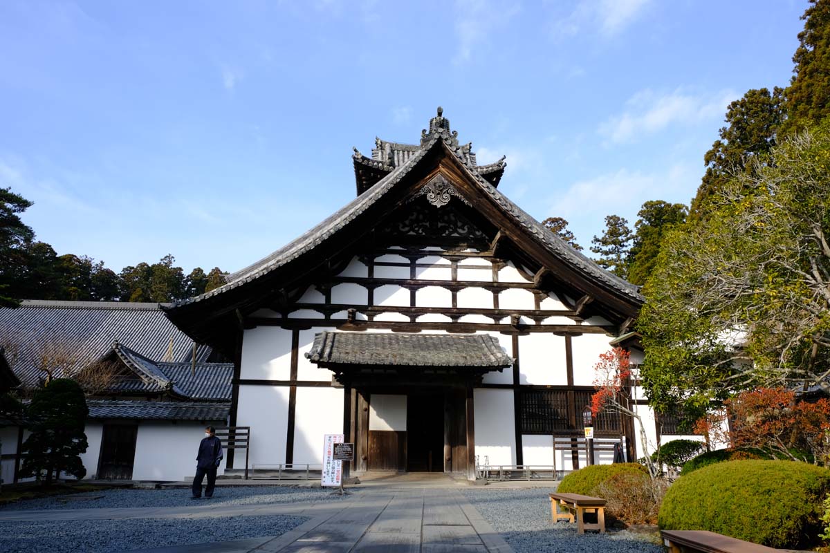 入母屋造の煙突が印象的な庫裡