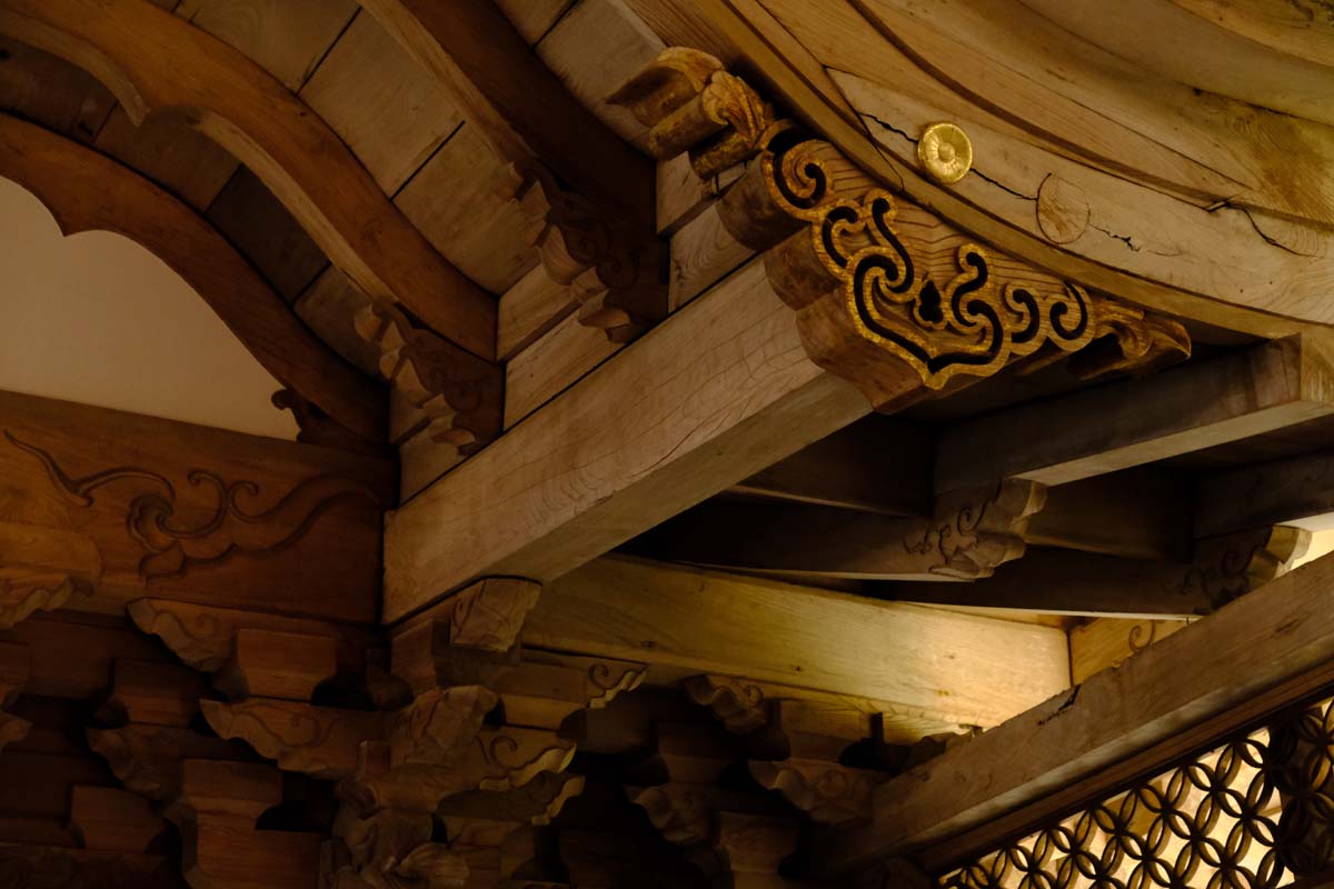 御成玄関に残る金箔の跡