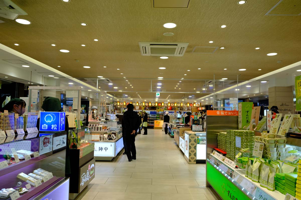 グルメを中心に品揃え豊富