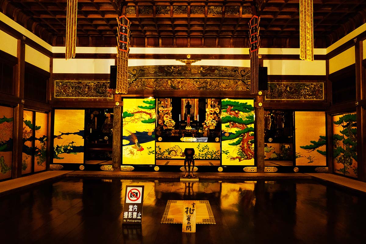 室中（孔雀の間）は一流絵師による襖絵が見事