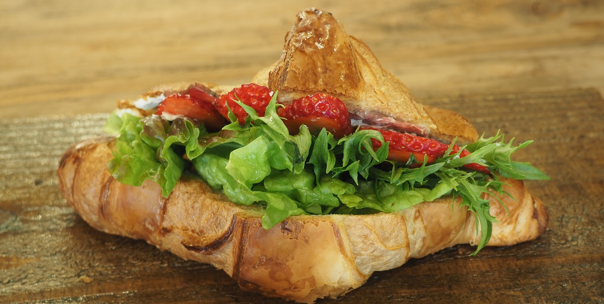 【愛知・名古屋】学生街・柳原商店街の洋菓子店「COLOR」で大人気の焼きたてクロワッサンサンド