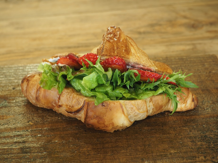 「いちごのクロワッサンフルーツサンド」（626円）