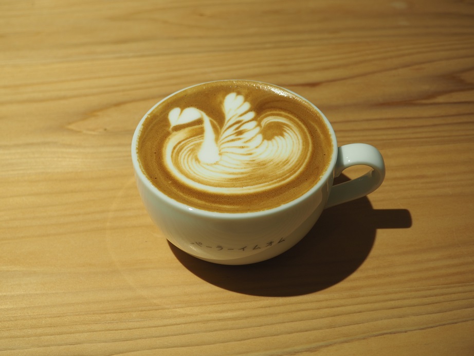 スワンが描かれた「カフェラテ」（580円）