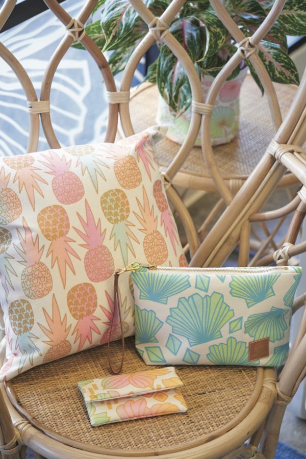 「クッションカバー」$88、「クラッチ」$75、ペティートクラッチ$38