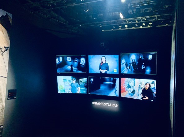 スクリーンが並ぶ、マルチメディア・ホール