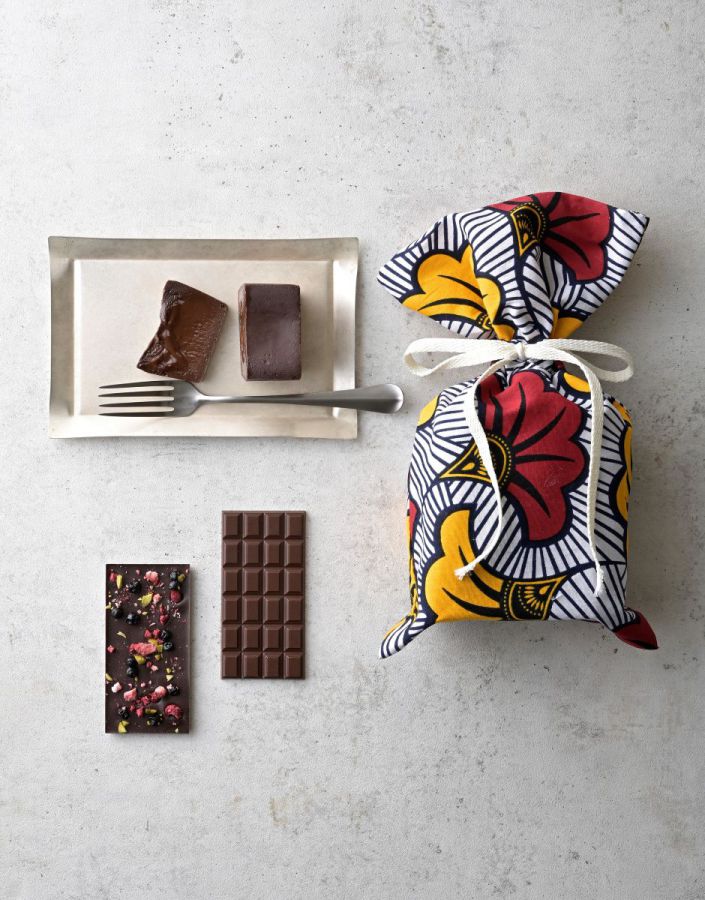 ＜マーハチョコレート＞AFRICA×Valentine’s Special Gift 4,202円(カカオテリーヌ、カカオタブレット ミルク、スペシャルタブレット ベリー、アフリカ布ポーチ)※日本橋三越本店限定