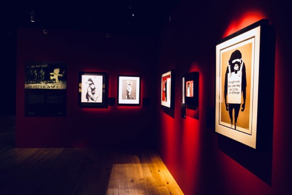 バンクシーといえば…の作品たちも並ぶ