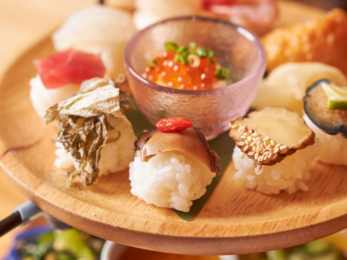 中央の小鉢にはイクラがたっぷり♪