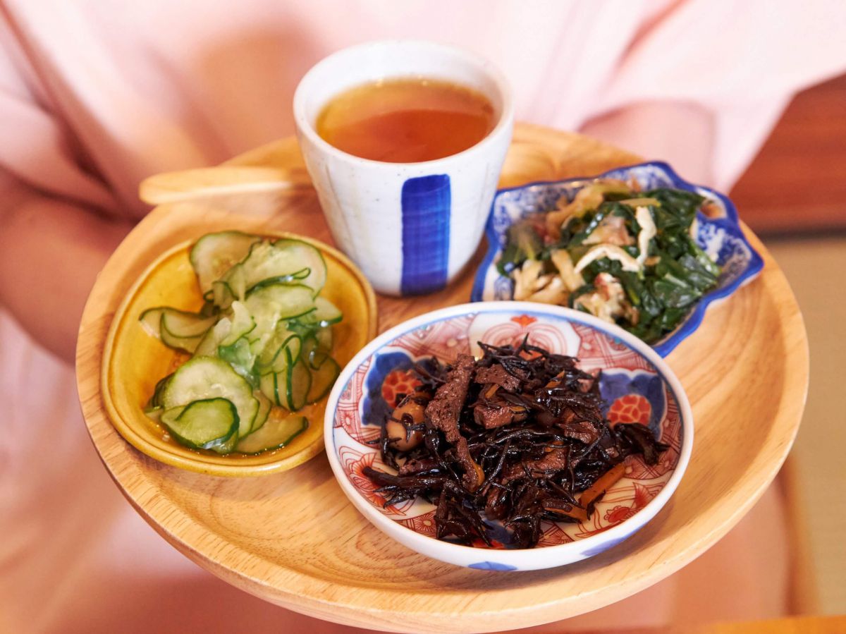 （写真手前から時計回りに）煮物・酢の物・茶碗蒸し・和え物