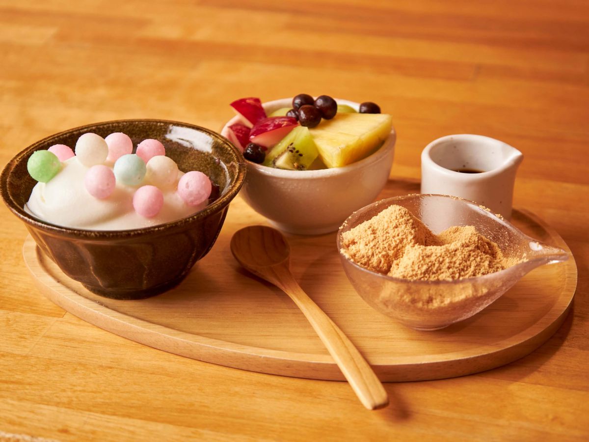 （写真左から）クリームぜんざいのミルクエスプーマがけ・季節のフルーツのみつまめ・わらび餅