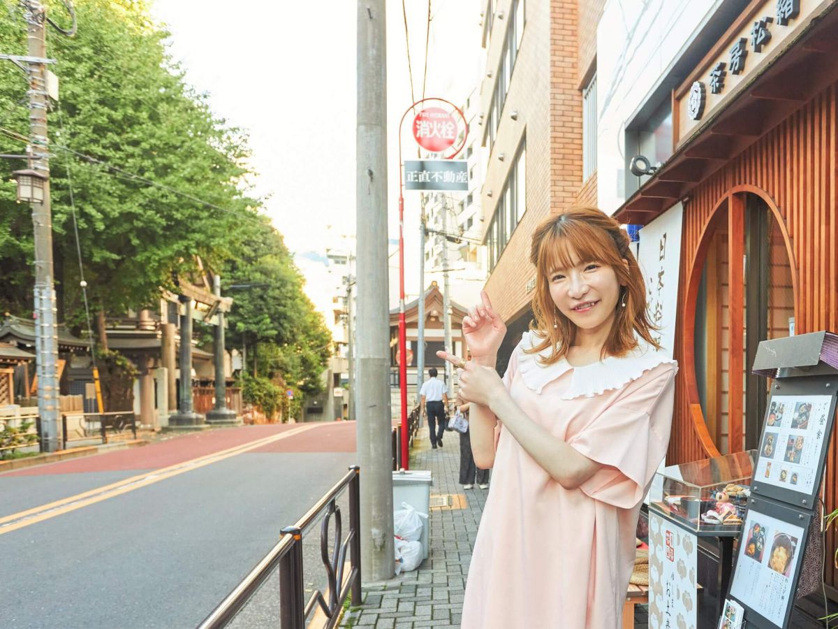 後ろに見えるのが表鳥居。お店の目と鼻の先でしょ！