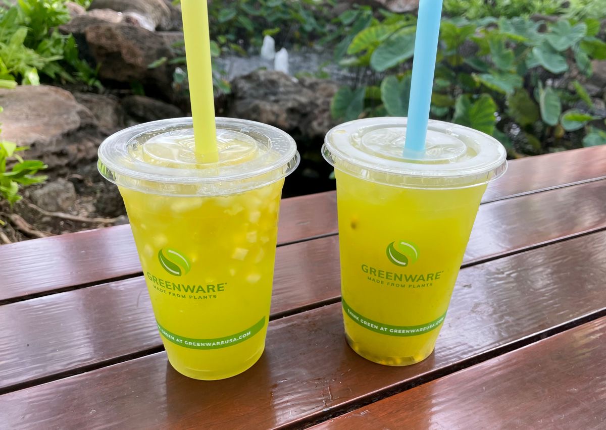 左「パイナップルケーンジュース」、右「リリコイケーンジュース」$9（20ozカップ／氷あり）、$12（20ozカップ／氷なし）