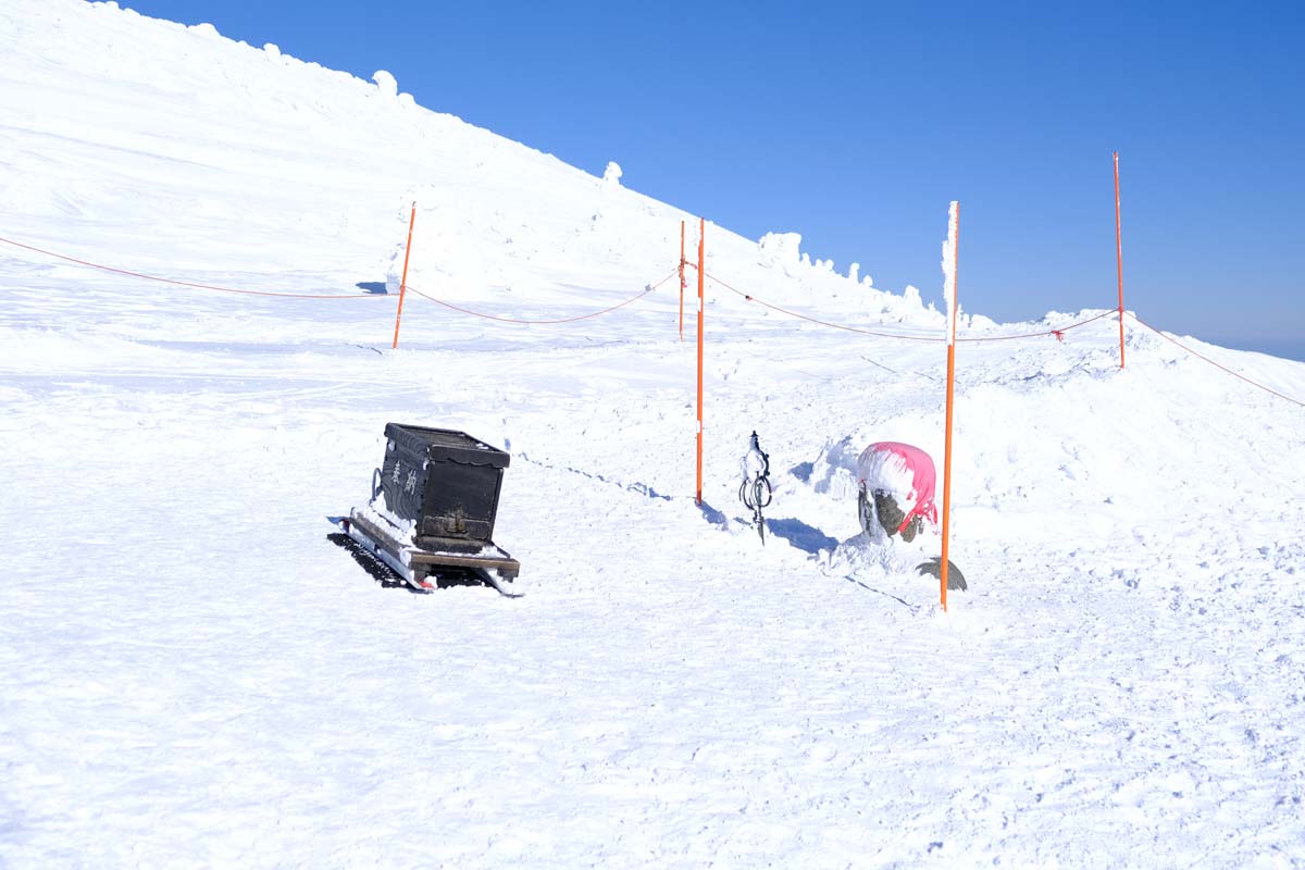 首の下まで埋もれたお地蔵様！