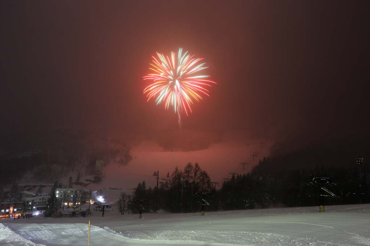 「冬のHANABI」のイベントでは鮮やかな花火が打ち上げられる