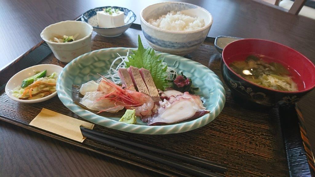 お刺身定食1000円（ネタは日により異なる）