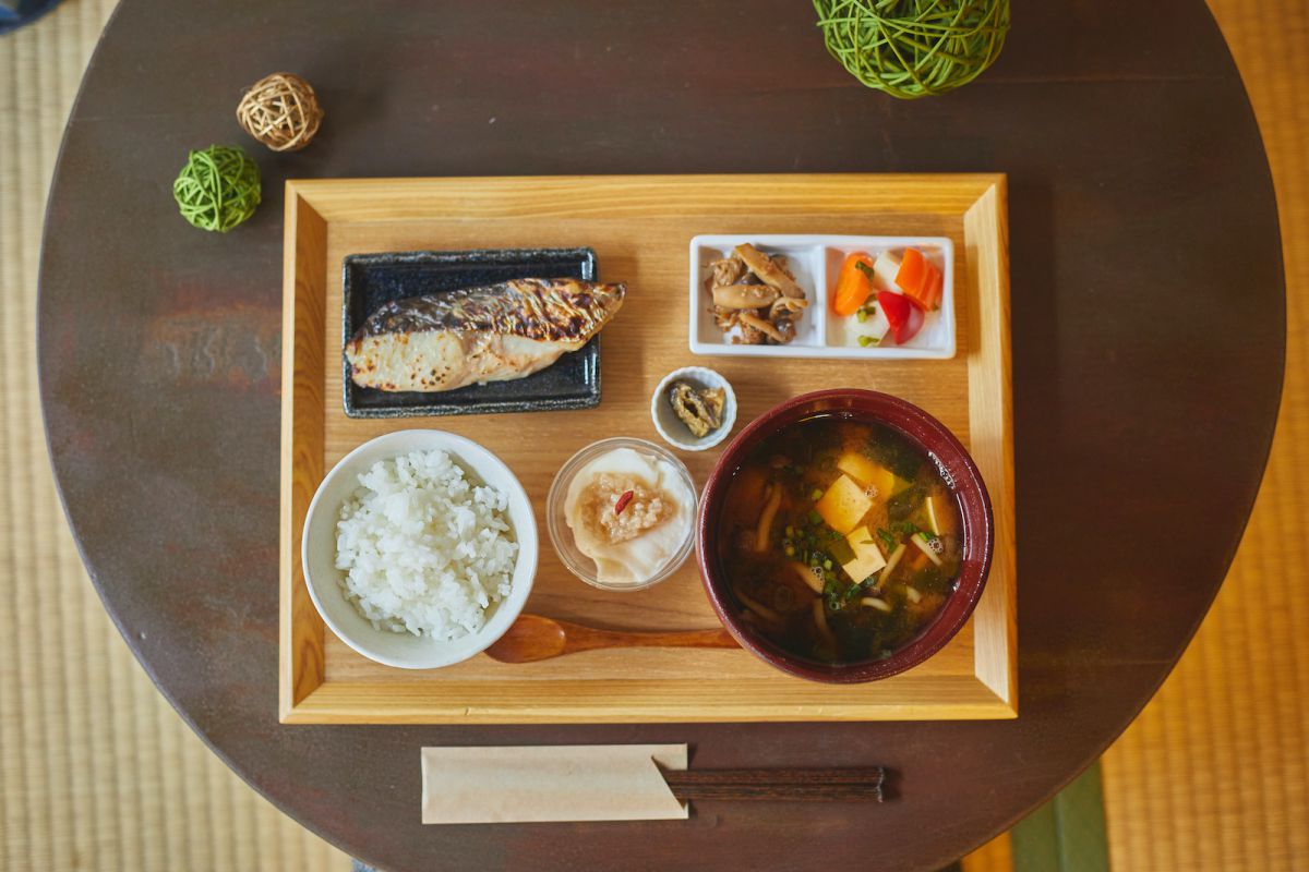 味噌汁定食（杏仁豆腐付き）1100円