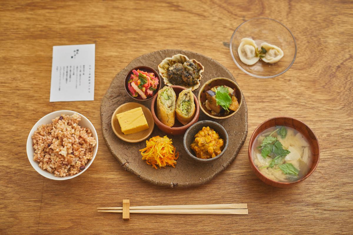 酵素玄米ご飯と季節のおかず みそ汁付き1300円