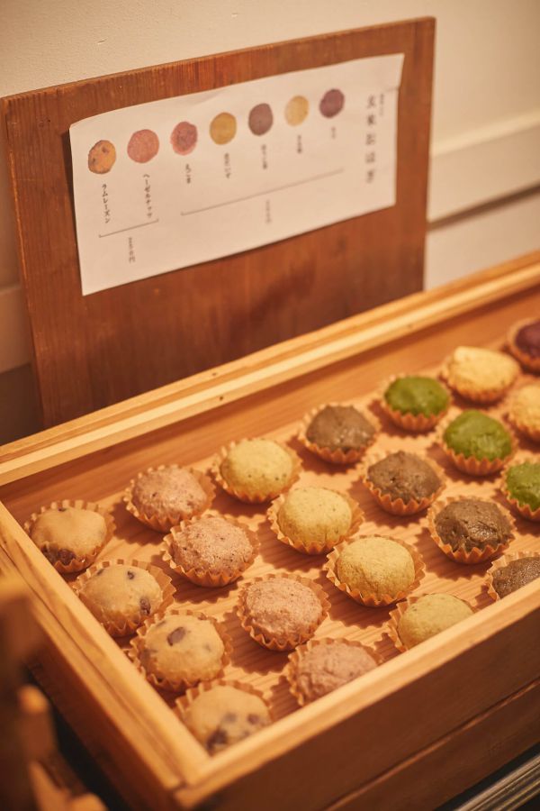 玄米おはぎ えごま、青だいず、ほうじ茶、きな粉、小豆 各200円　ラムレーズン、ヘーゼルナッツ 各250円