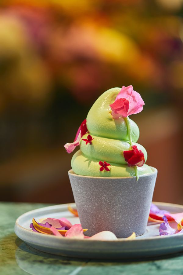 オーキッドソフトクリーム800円 ※テイクアウトはコーンで提供