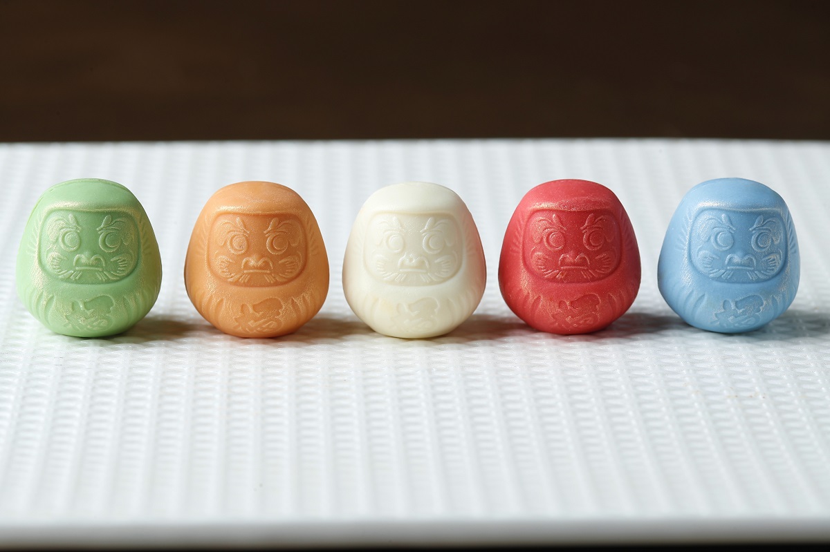 「DARUMA」2600円　写真左から、東京抹茶・蜜柑・日本酒・桜・味噌