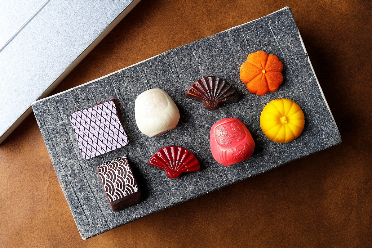 「祝い」3400円　写真左上から時計回りに、落花生、日本酒、柚子、あんず&プラリネ、蜜柑&ヨーグルト、桜、木苺、くるみ