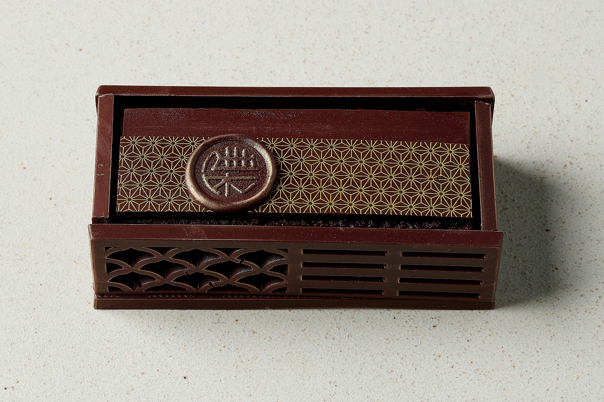 「雅・クラシックショコラ」3100円　側面：組子細工チョコレート　内面：ガトーショコラ