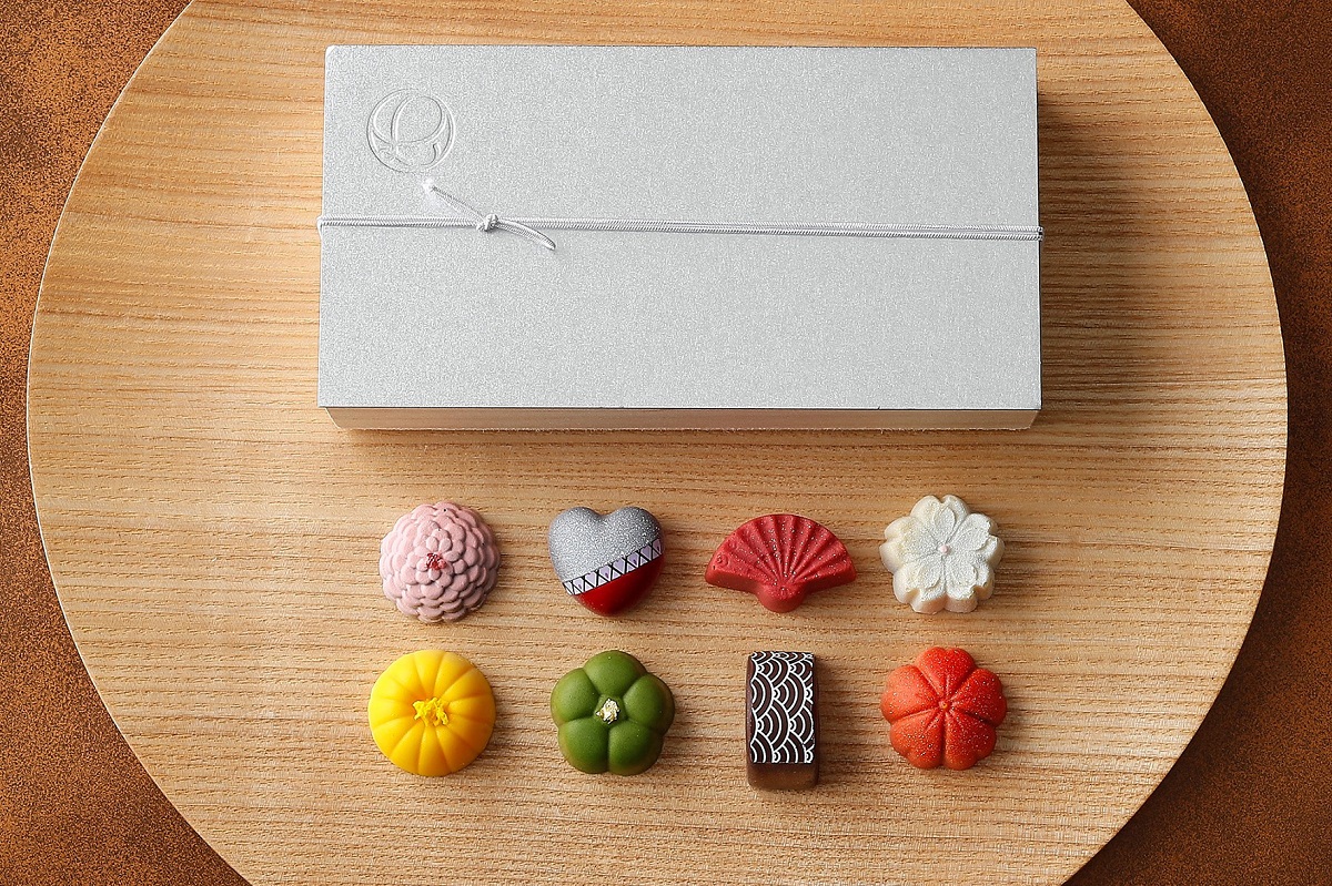 「花宴　はなのん」3400円　写真左上から時計回りに、梅、焦がし醤油、紫蘇、日本酒＆黒豆、あんず＆プラリネ、くるみ、抹茶＆ごま、蜜柑＆ヨーグルト