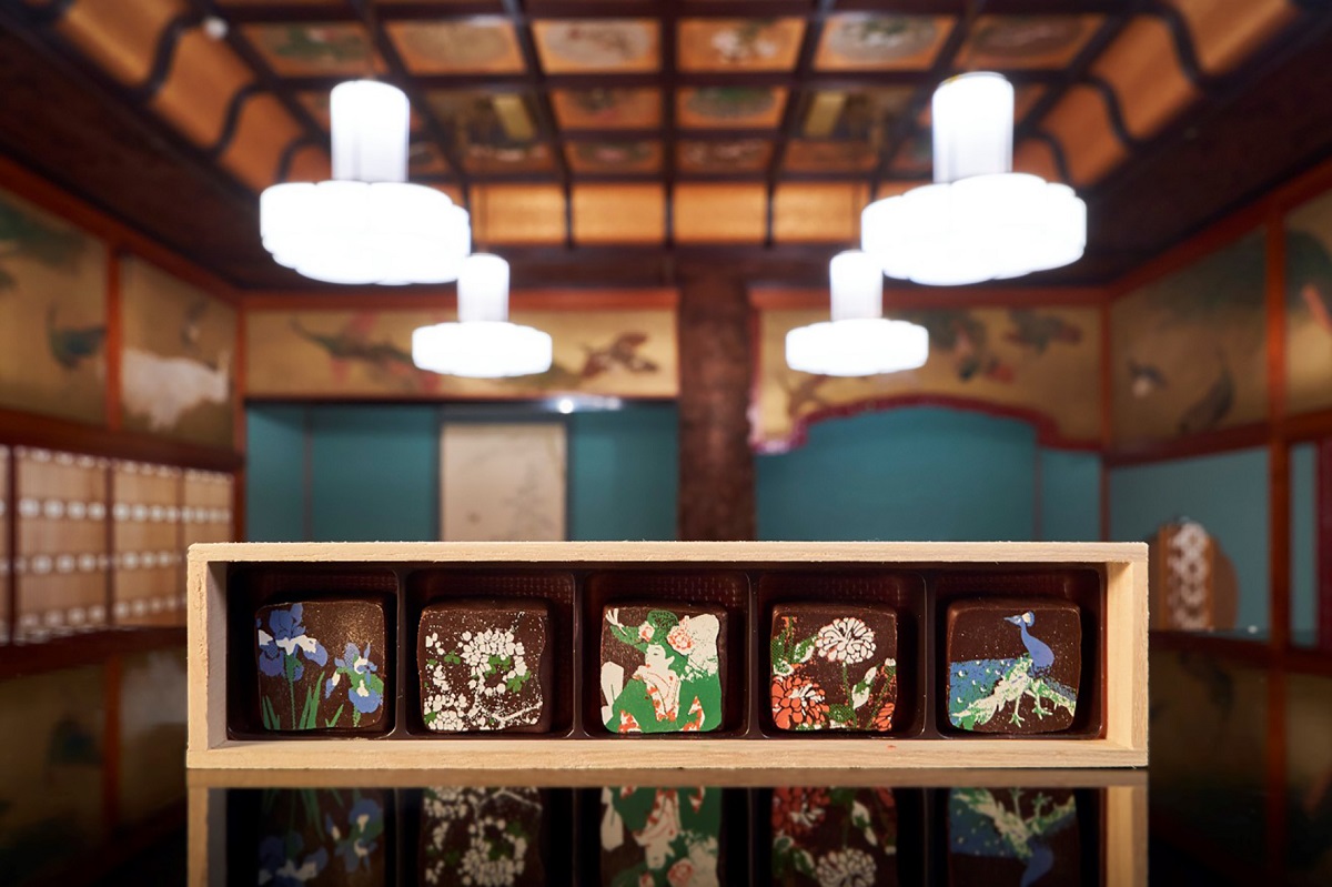 天井画ショコラ「竹林」 2400円　写真左から、菖蒲：トロピカルペッパー、桜 ：ほうじ茶、鳥帽子・花髪飾りの女：紫蘇、ダリア：ライチローズ、孔雀：山椒