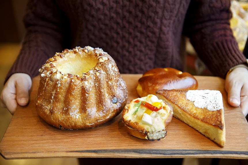 左から時計まわりに、ブリオッシュ富士山（ホール820円、1/2サイズ410円、1/4サイズ205円）、高原のクリームパン（205円）、富士山ハニートースト（205円）、冬の新商品・チキンとカブのクリーム煮ピザ（322円）