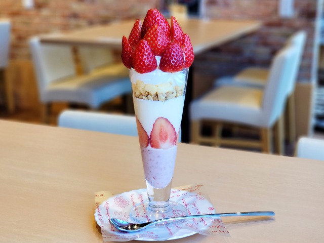 KOEDO ICHIGOをふんだんに使った 完璧なパフェ1080円