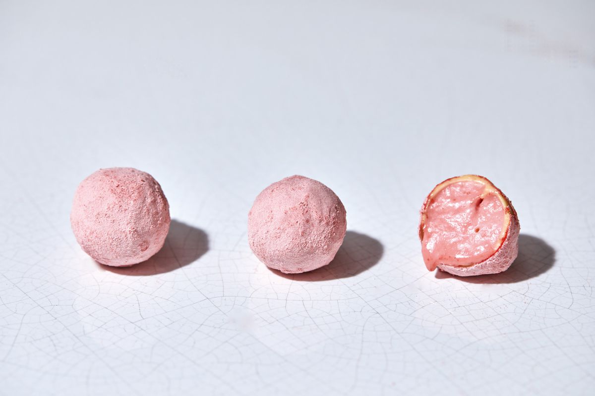 「アロマ生トリュフ　あまおう」４粒入り2592円　※名古屋タカシマヤ”アムール”にて先行発売