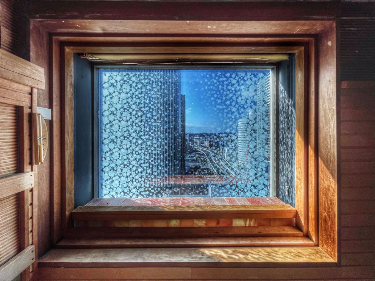 室内には珍しい窓も設置。ここからも横浜の景色がちらり