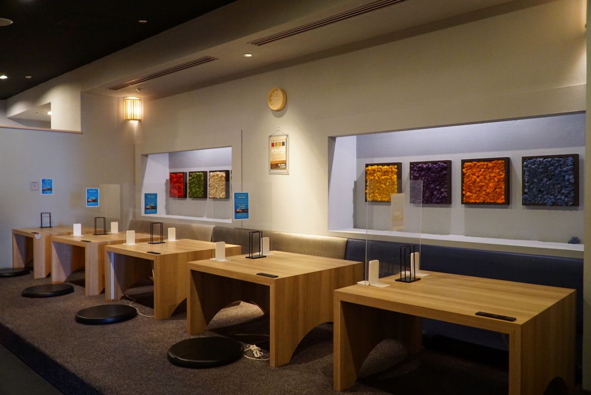 空気清浄効果のあるノルウェー産の苔のインテリアがおしゃれな「ごろごろスペース」。飲食やワーキングスペースとしても利用できる